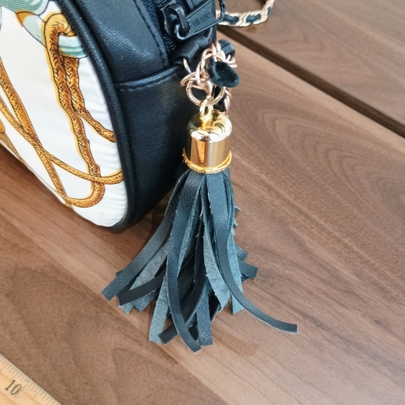 Elegant Black and Gold Women's Bag - Picture 3 of 9